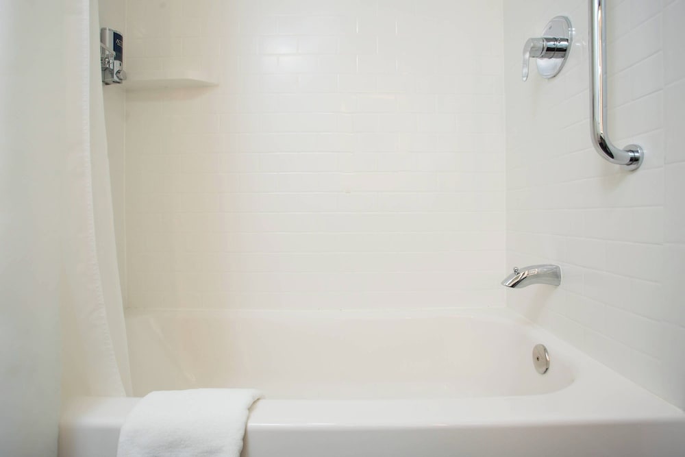 Room, 2 Queen Beds, Pool View (Poolside) - Photo 9