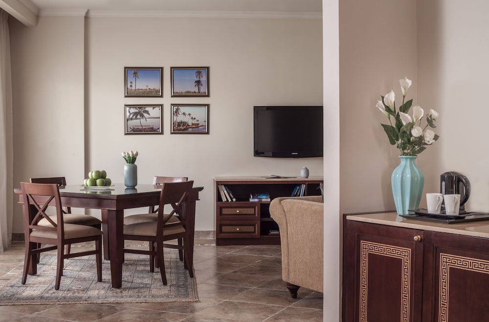 Executive Suite - Photo 3