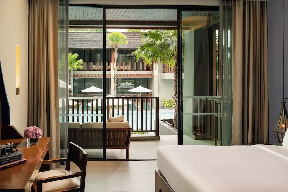 Deluxe Room, Pool Access, 1 King Bed - Photo 3