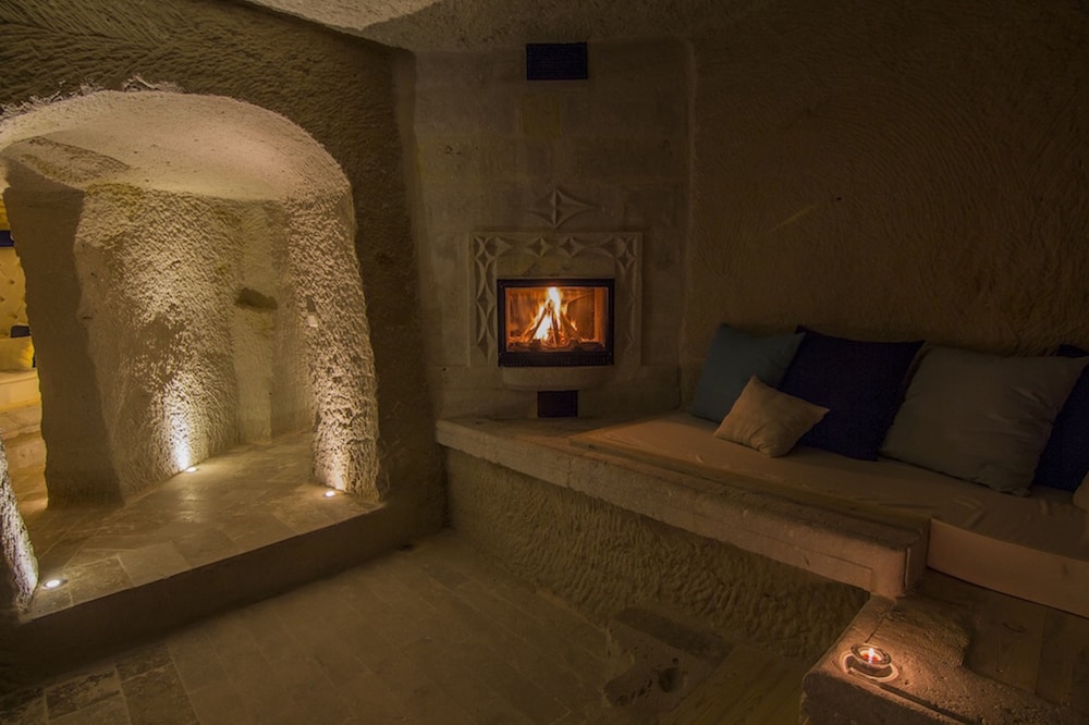Honeymoon Deluxe Cave Suite photo 3