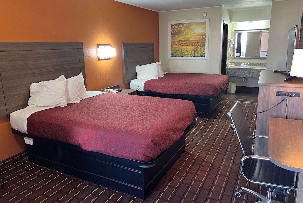 Standard Room, 2 Queen Beds - Photo 1
