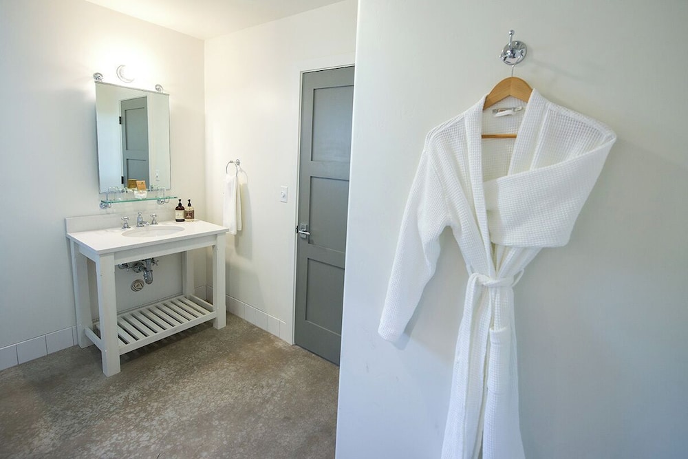 Standard Room, 1 King Bed photo 2