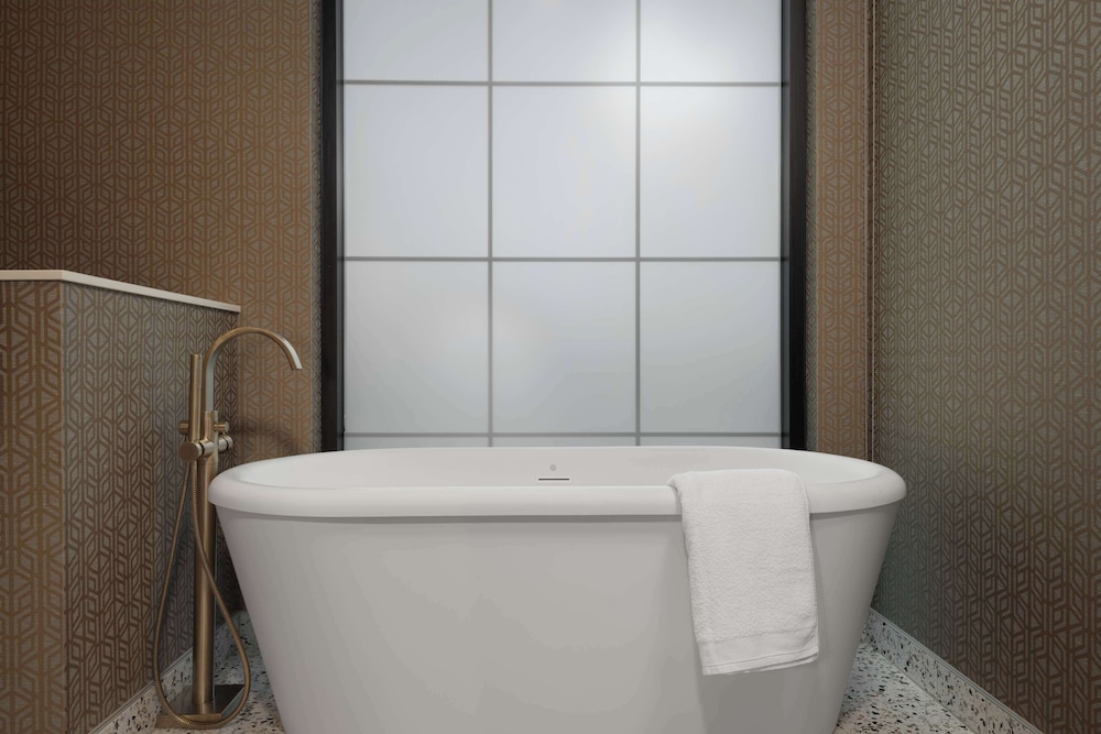 Room, 1 King Bed, Accessible (Soak Tub, Hearing) - Photo 4
