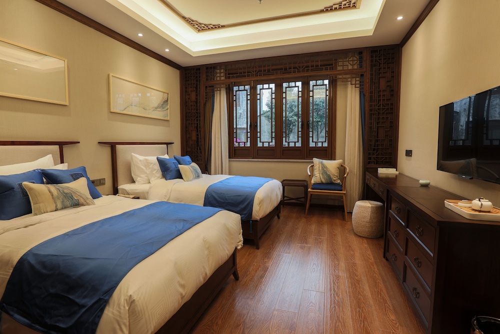 Elegant Twin Room photo 1