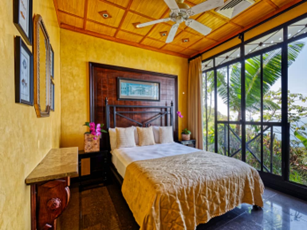 Villa - Photo 1