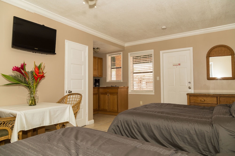 Room, 2 Queen Beds - Photo 4