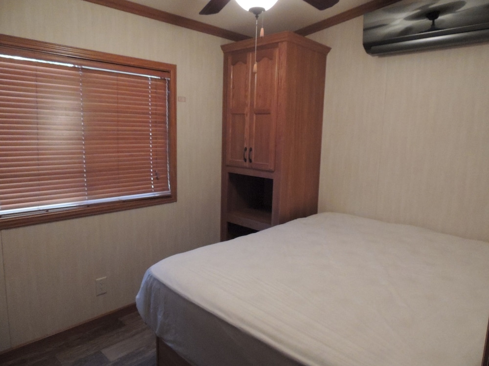 Deluxe Cabin, 2 Bedrooms (No Pets, Linens not Available) photo 1