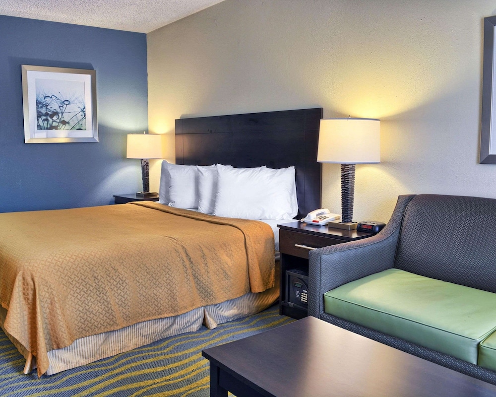 Standard Room, 1 King Bed, Smoking - Photo 1