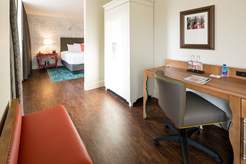 Suite, 1 King Bed, Mobility Accessible (Communications) - Photo 4