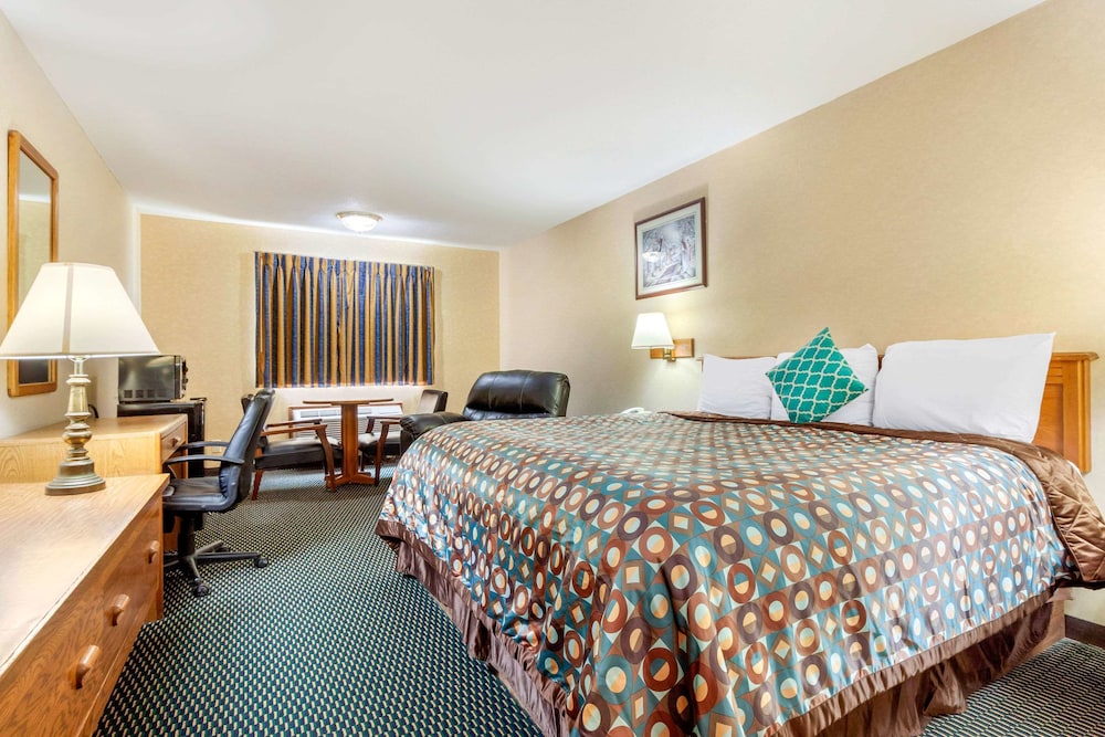 Standard Room, 1 King Bed, Non Smoking photo 3