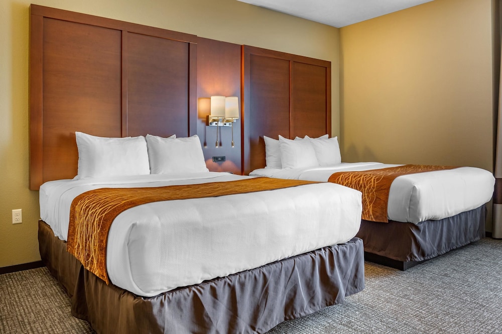 Upgraded Suite with 2 Queen Beds, Non Smoking photo 2