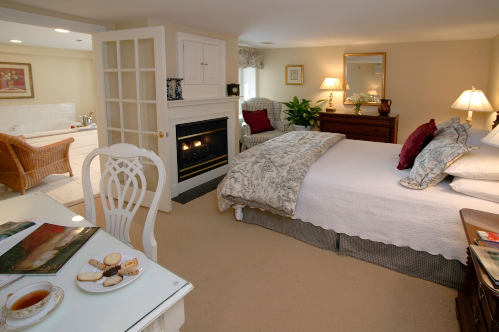 Courtyard Queen Suite - Photo 1