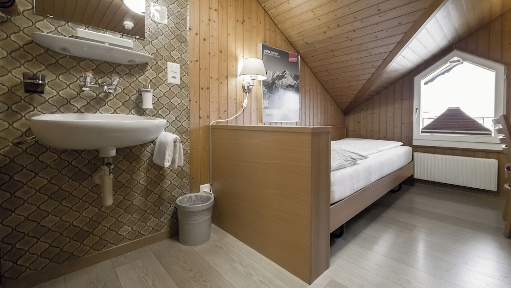 Basic Single Room, Shared Bathroom photo 2