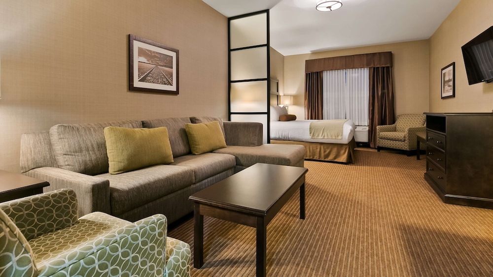 Suite, 1 King Bed, Non Smoking, Refrigerator & Microwave photo 1