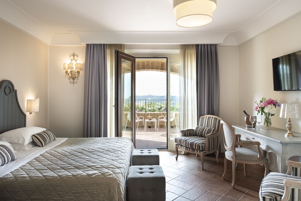 Suite, 1 King Bed, Hill View photo 3
