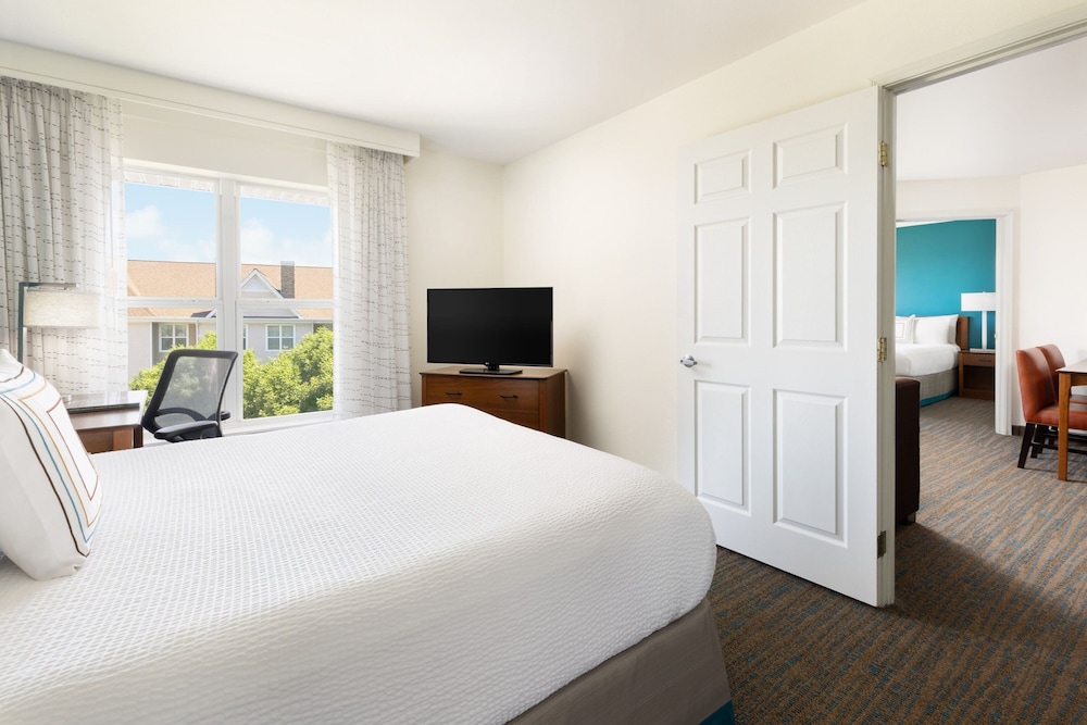 Suite, 2 Bedrooms - Photo 3
