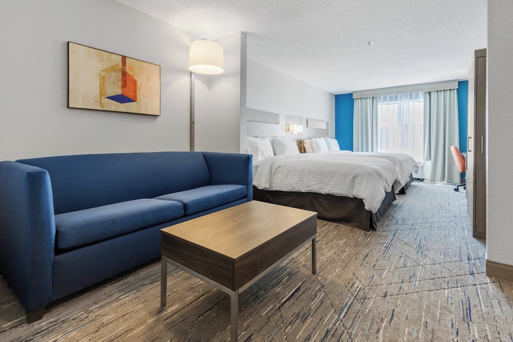 Suite, 1 King Bed with Sofa bed photo 1