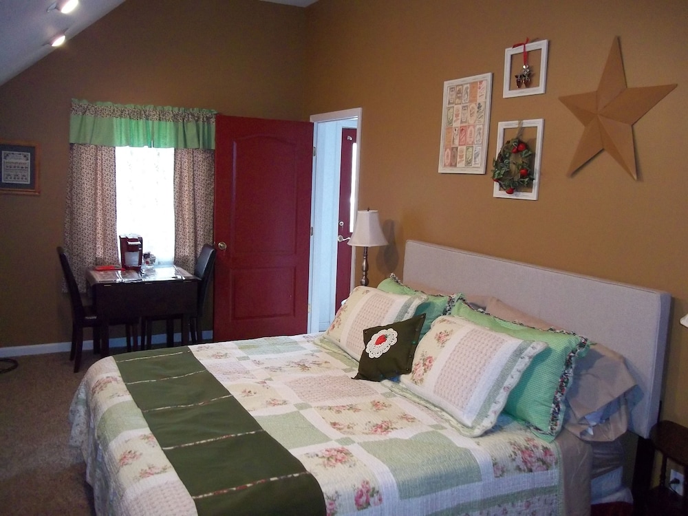 Deluxe Double Room, Ensuite (The Strawberry) photo 1