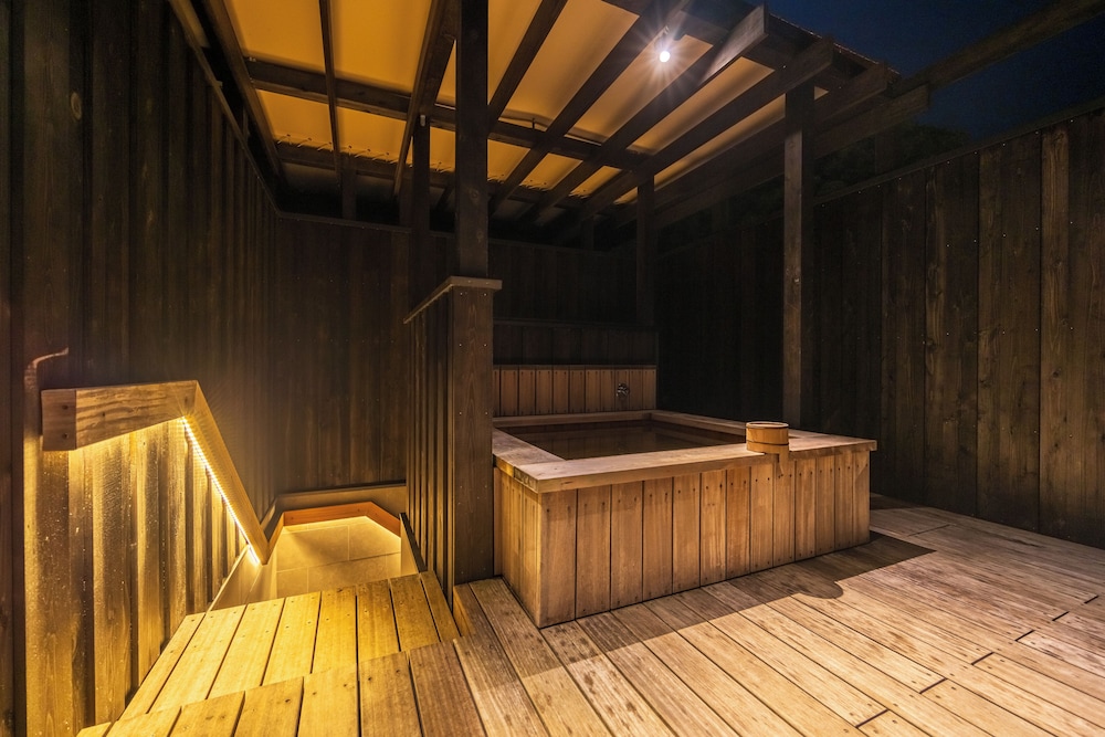 Deluxe Twin Room with Roof Top Open Air Bath - Photo 18