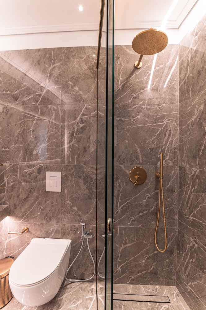 Luxury Apartment - Photo 32