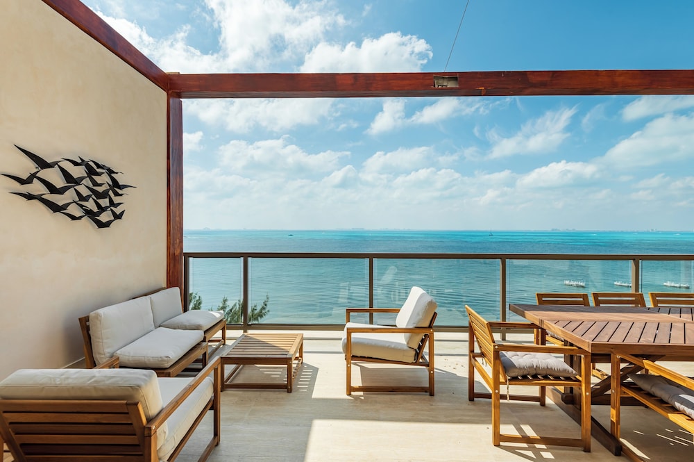 Signature Apartment, 3 Bedrooms, Sea View, Beachfront
