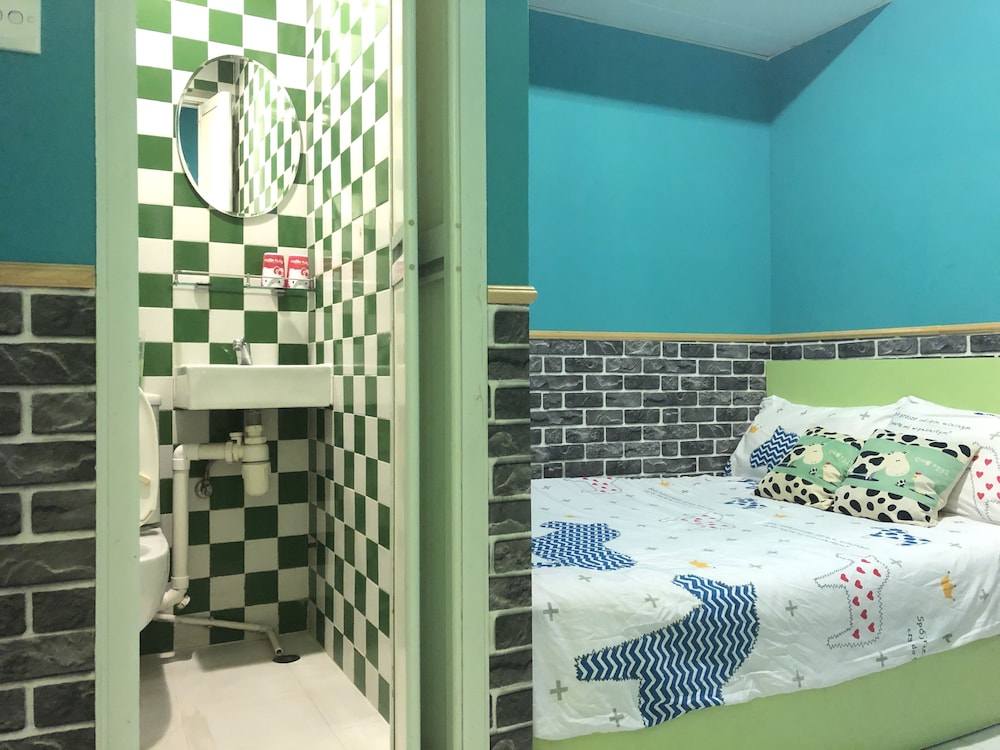 Basic Single Room, 1 Large Twin Bed photo 2