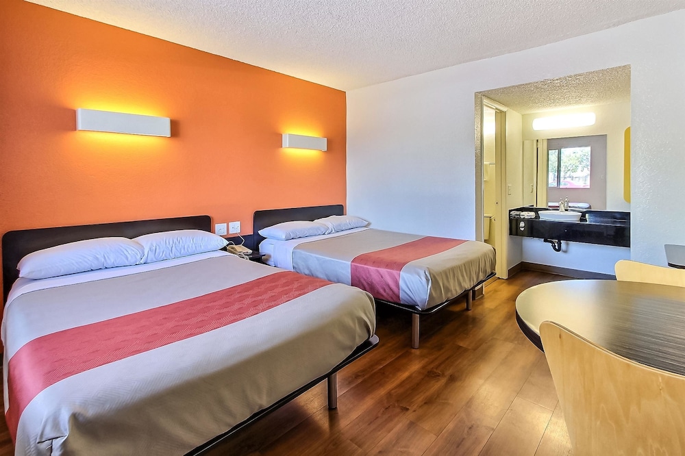 Standard Room, 2 Double Beds, Non Smoking, Refrigerator & Microwave photo 2