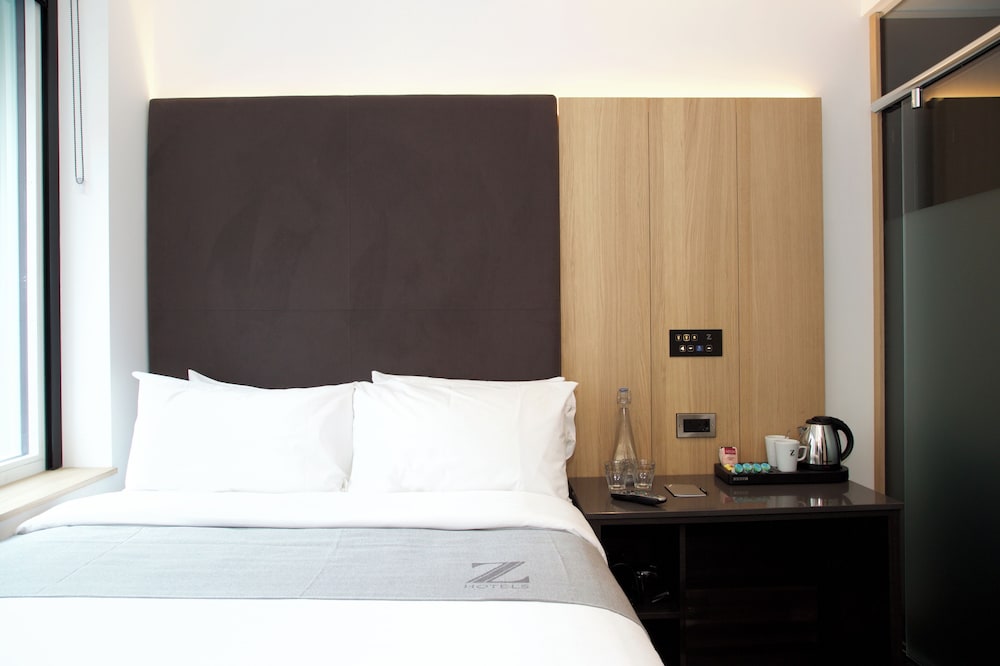 Queen Room photo 2