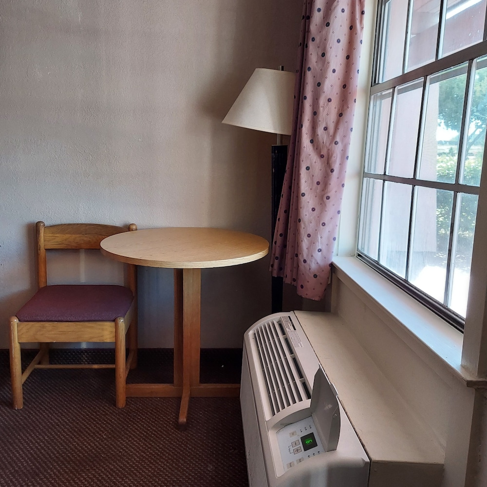 Basic Single Room, 1 Queen Bed photo 1