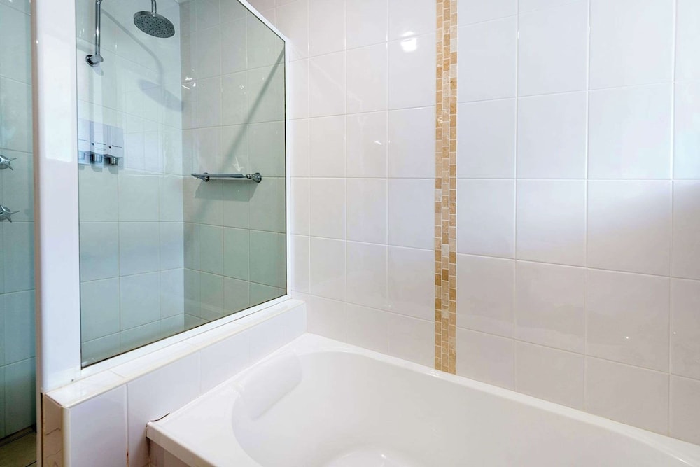 Three Bedroom Apartment - One Queen, One Double & Two Single Beds photo 2