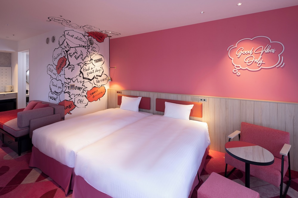 Deluxe Corner Room, Non Smoking photo 3