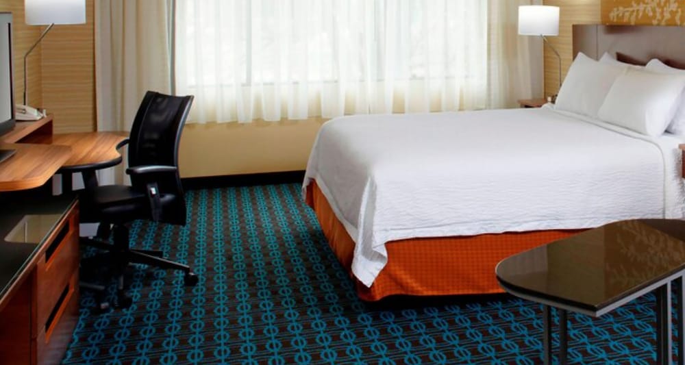 Room, 1 King Bed (Mobility/Hearing Access, Roll-in Shwr) photo 1