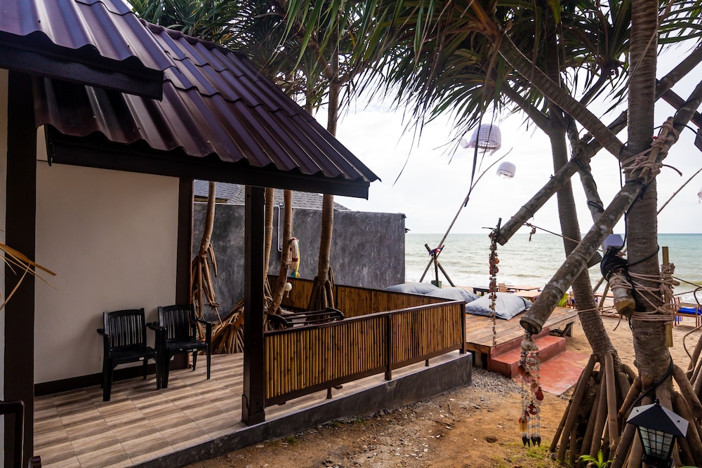 Beach Front Bungalow - Photo 3