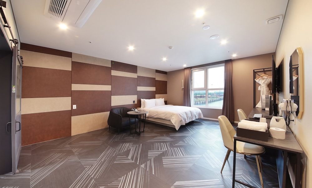 Superior Suite Double Room, Shower Grab Bars, River View