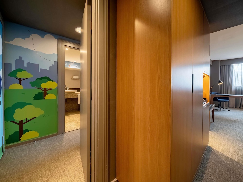 Family Suite, Multiple Beds, Club Lounge Access thumbnail 5