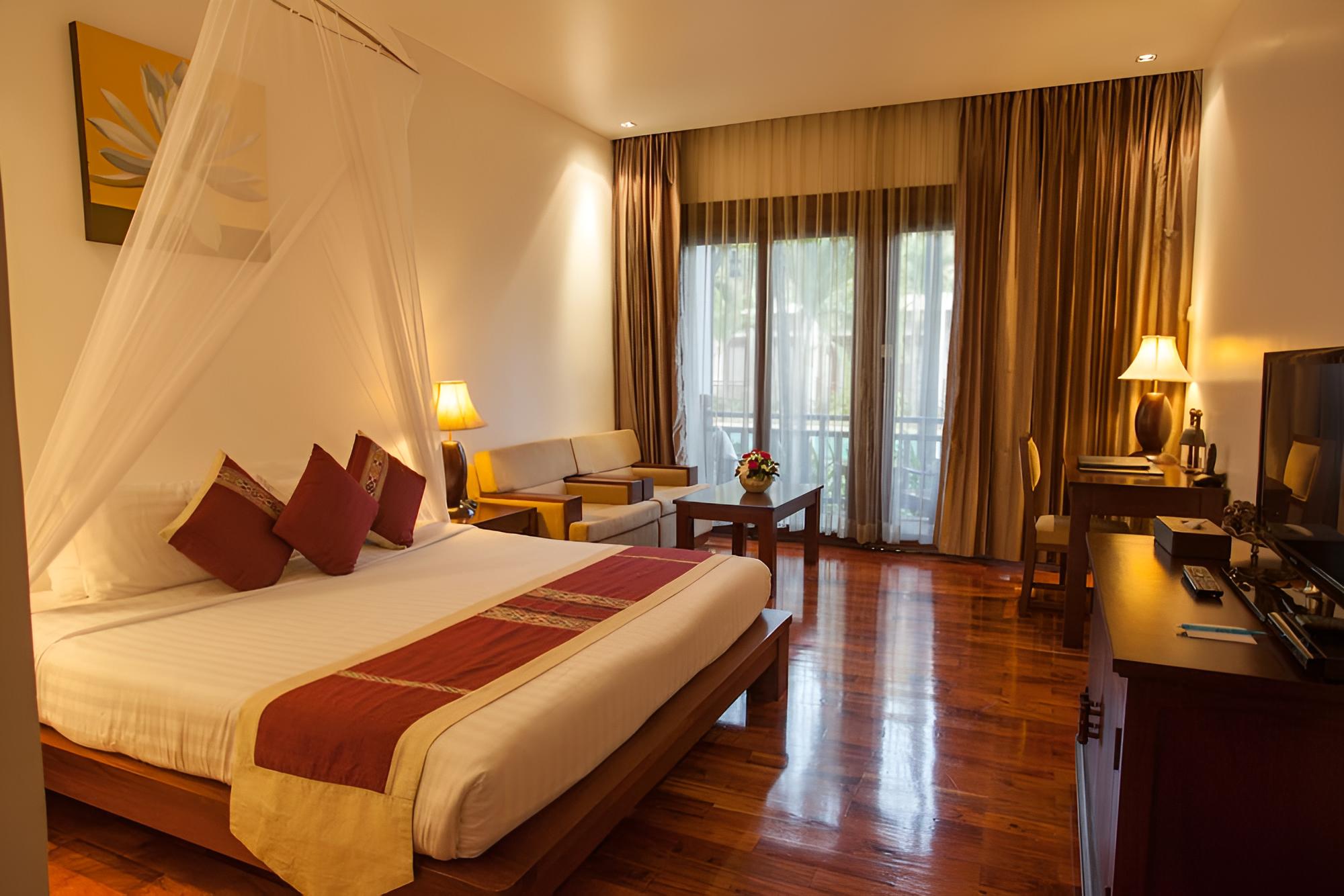 Deluxe Room, 1 King Bed, Balcony - Photo 3