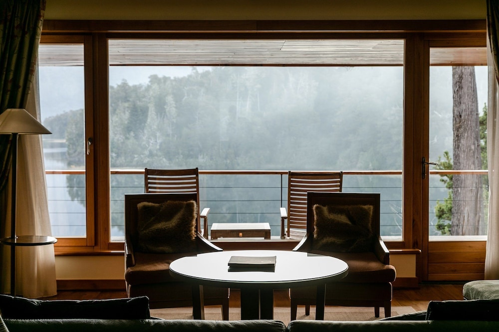 Deluxe Suite, 1 King Bed, Balcony, Lake View