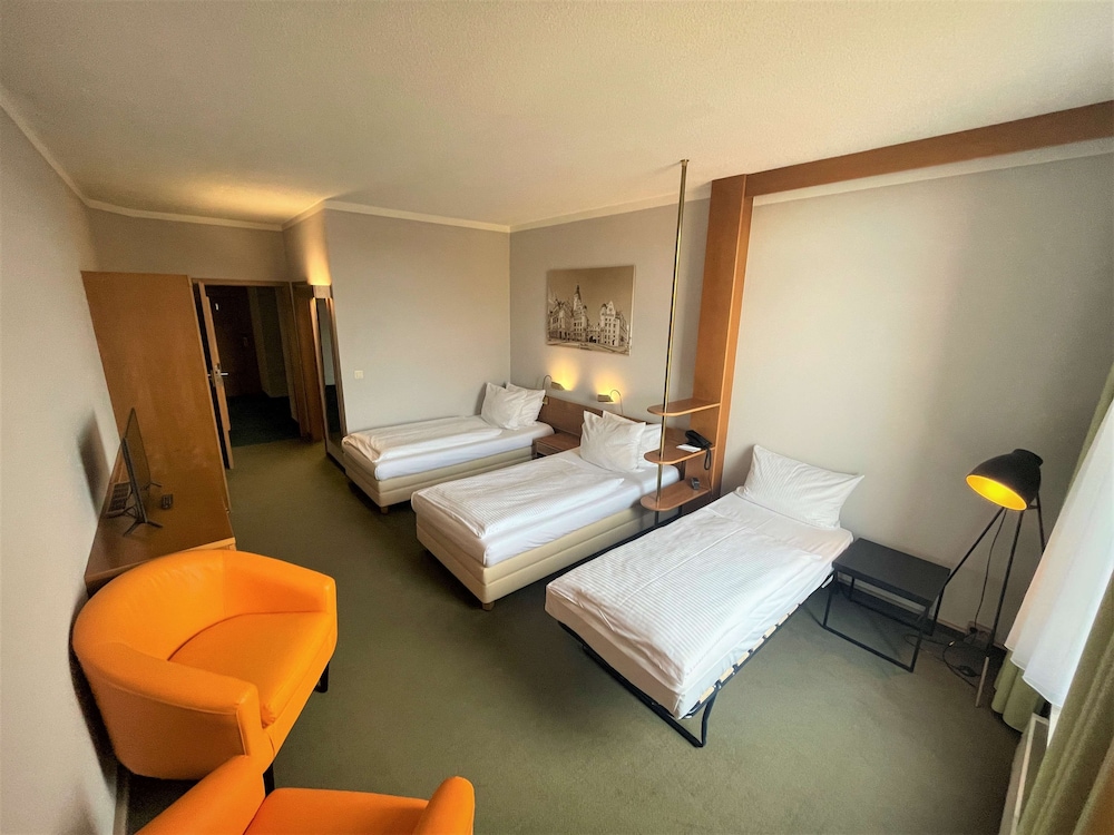 Classic Room, 3 Twin Beds - Photo 1