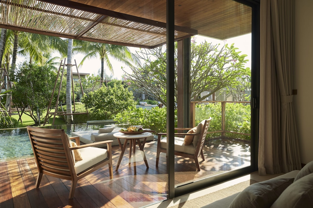 Deluxe Room, 1 King Bed, Pool Access, Pool View