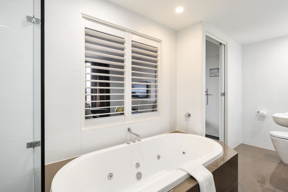 Premier Room, Jetted Tub thumbnail 5