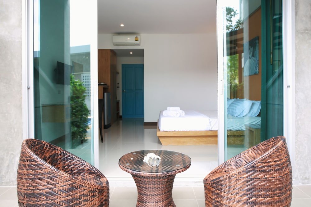 Pool Access Room - Photo 3