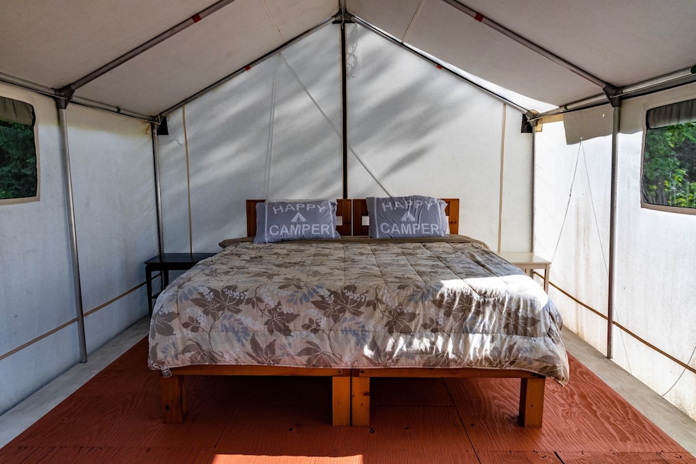 Deluxe Tent, 2 Twins or 1 King photo 2