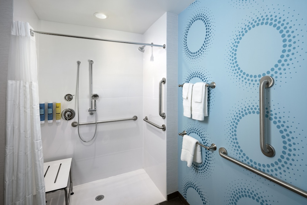 Room, 2 Queen Beds, Accessible, Bathtub (Mobility & Hearing) - Photo 5