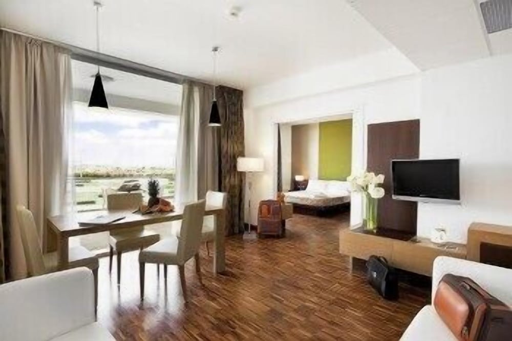 Suite - Photo 1