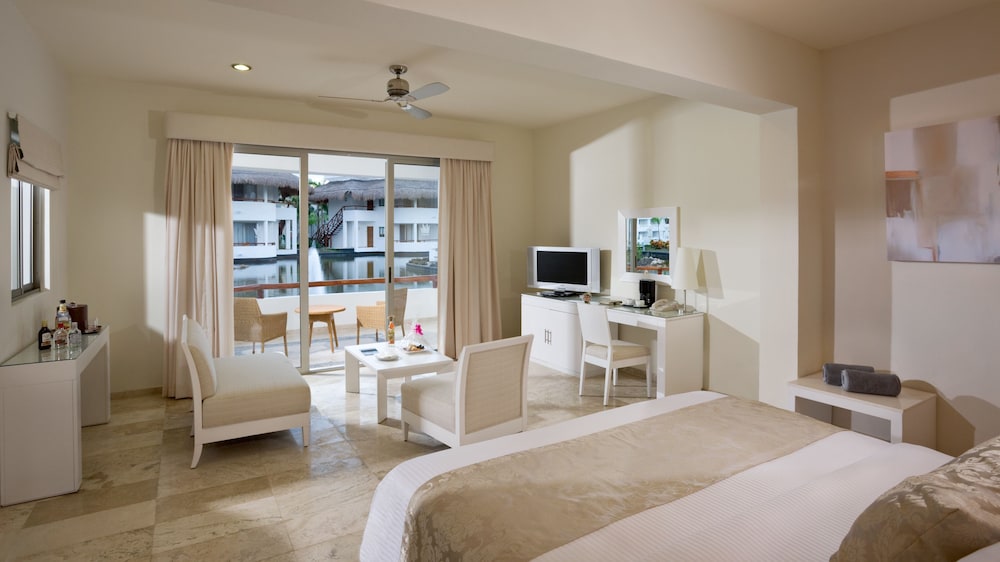Suite with Bathtub and Outdoor Shower