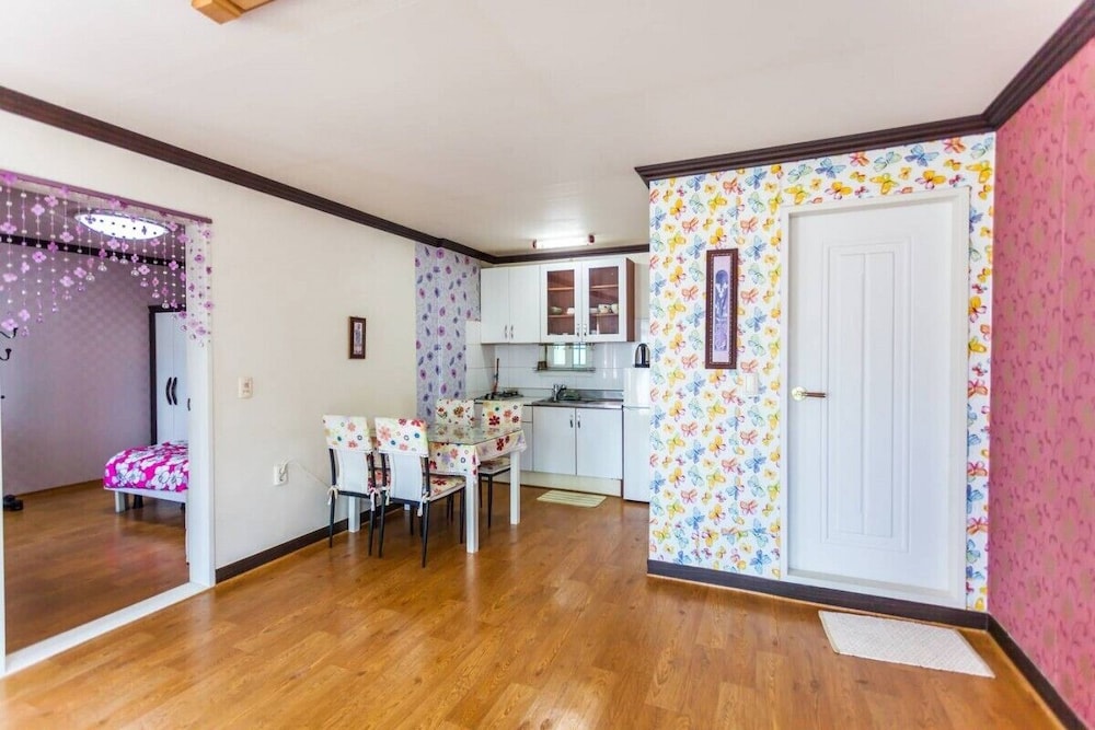 Family Room (Viola) photo 2