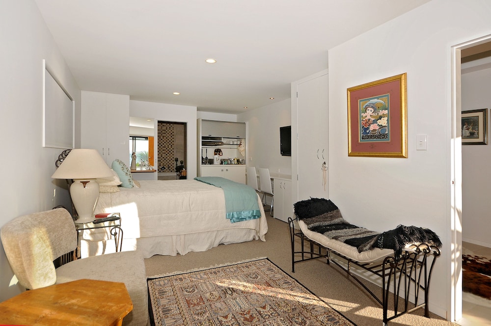 Luxury Suite, 1 Queen Bed, Kitchenette, Ocean View