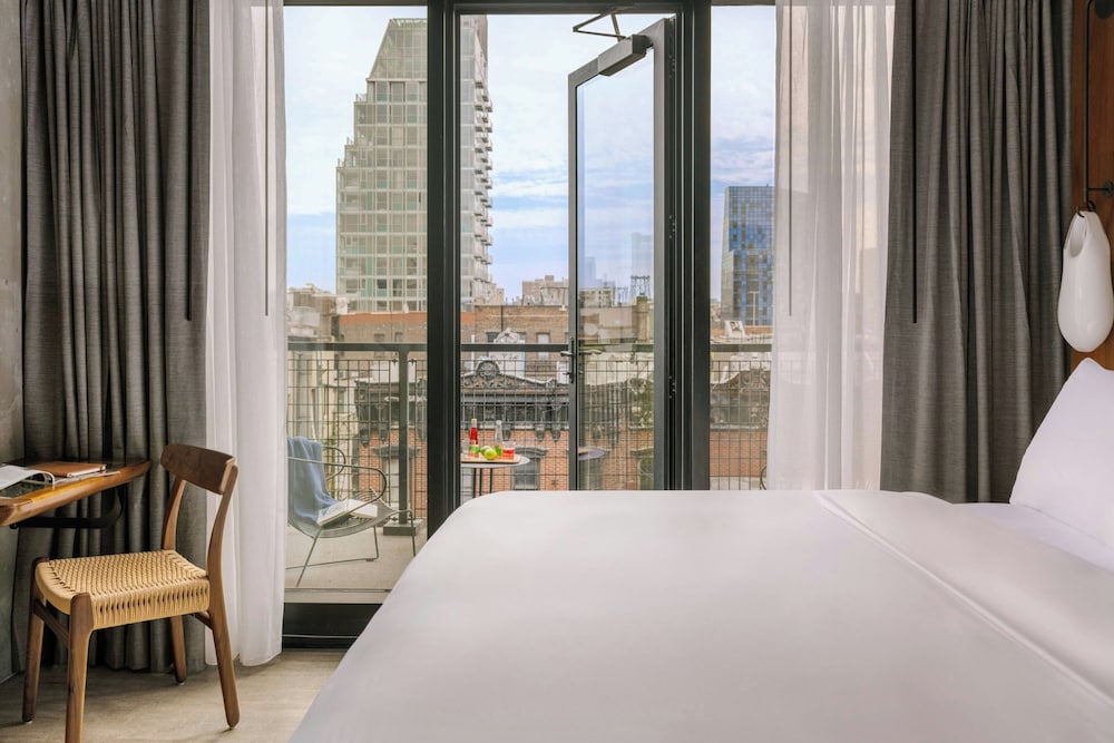 Room, 1 King Bed, Balcony photo 2