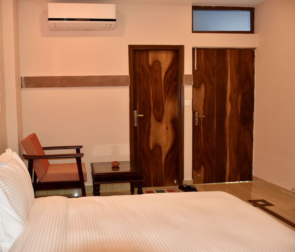 Standard room, King Bed (No windows) - Photo 2
