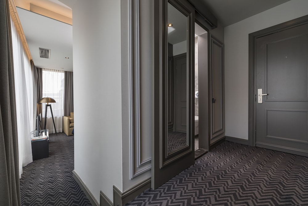Junior Suite, 1 King Bed, Balcony, City View photo 2